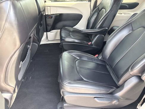 Used 2024 Chrysler Pacifica Limited FWD image 17