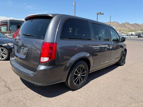 Used 2017 Dodge Grand Caravan SE FWD image 4