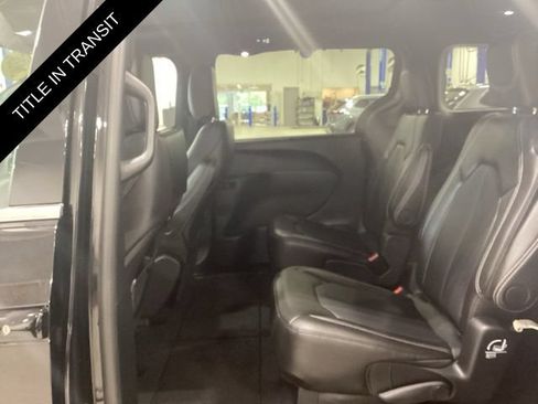 Used 2025 Chrysler Pacifica Select AWD/4WD image 12