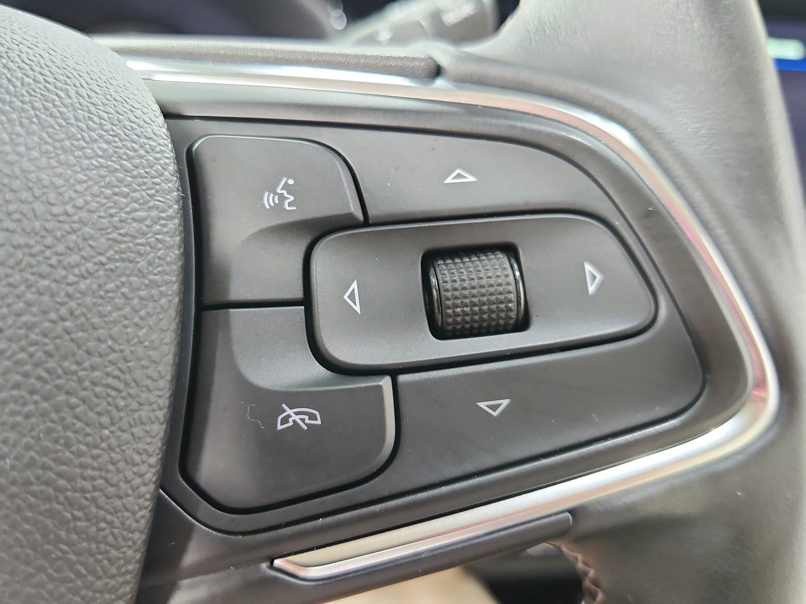 Used 2023 Buick Envision Essence w/ Technology Package I FWD image 25