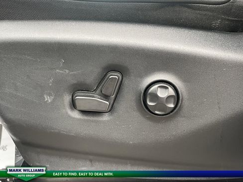 Used 2024 Chrysler Pacifica Touring-L image 13