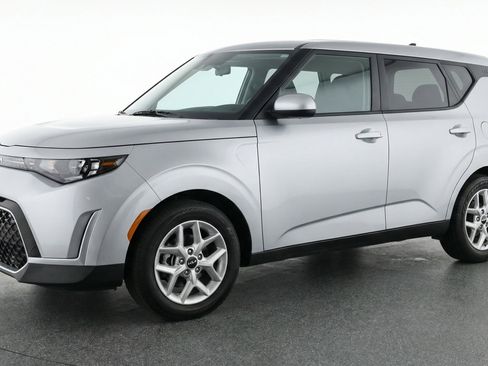 Used 2025 Kia Soul LX w/ LX Technology Package FWD image 3