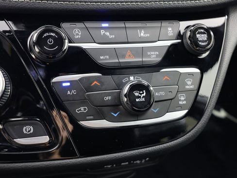 Used 2025 Chrysler Pacifica Select FWD image 28