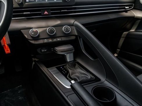 New 2025 Hyundai Elantra SE image 15