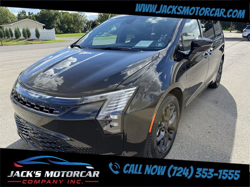 Used 2027 Chrysler Pacifica Limited FWD image 6