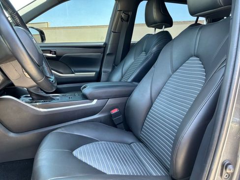 Used 2021 Toyota Highlander XSE FWD image 16