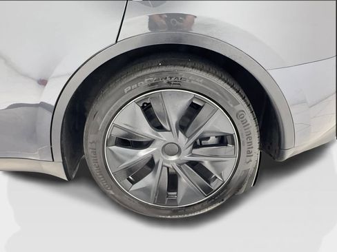 Used 2025 Tesla Model Y Long Range RWD image 11