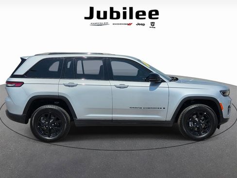 Used 2025 Jeep Grand Cherokee Altitude AWD/4WD image 36