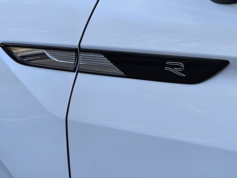 Certified 2022 Volkswagen Tiguan SE R-Line FWD image 34