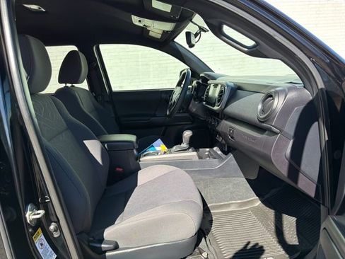 Used 2017 Toyota Tacoma TRD Sport w/ Tow Package (A/T) image 12