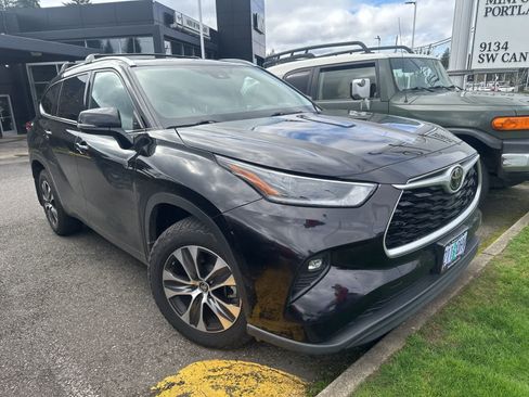 Used 2021 Toyota Highlander XLE AWD/4WD image 9