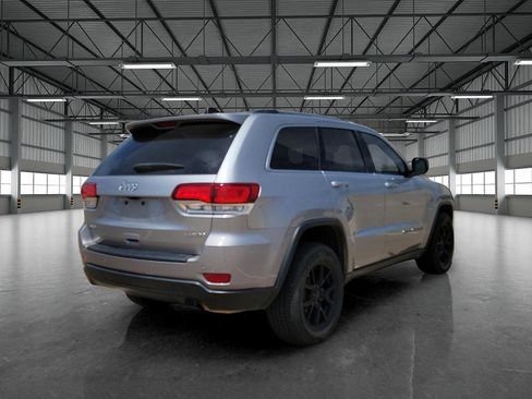 Used 2021 Jeep Grand Cherokee Laredo image 4