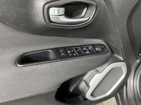 Used 2018 Jeep Renegade Latitude w/ Safety & Security Group image 16