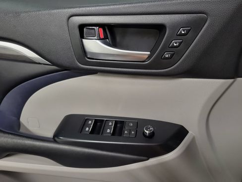 Used 2019 Toyota Highlander Limited Platinum AWD/4WD image 27