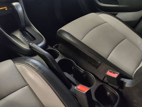 Used 2021 Chevrolet Trax LT w/ Premium Seat Package FWD image 26