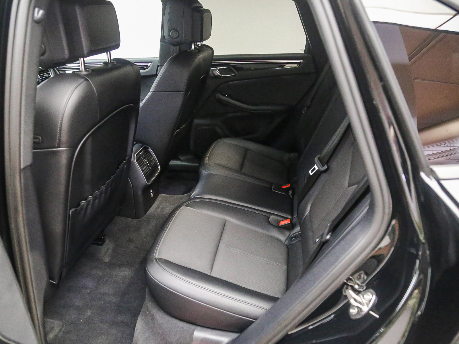 Certified 2023 Porsche Macan AWD/4WD image 22