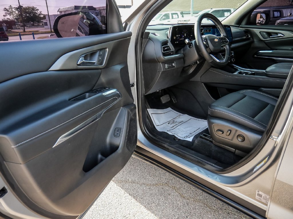 Used 2025 Chevrolet Traverse LT FWD image 31