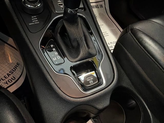 Used 2022 Jeep Cherokee Limited AWD/4WD image 27