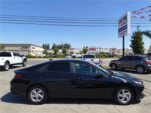 Used 2023 Hyundai Elantra SE FWD image 4