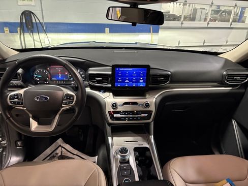 Used 2023 Ford Explorer XLT w/ Equipment Group 202A image 11
