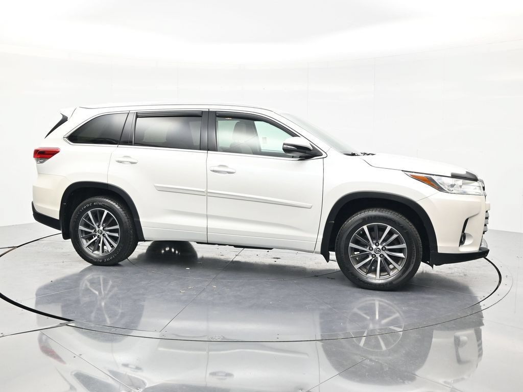Used 2017 Toyota Highlander XLE AWD/4WD image 4