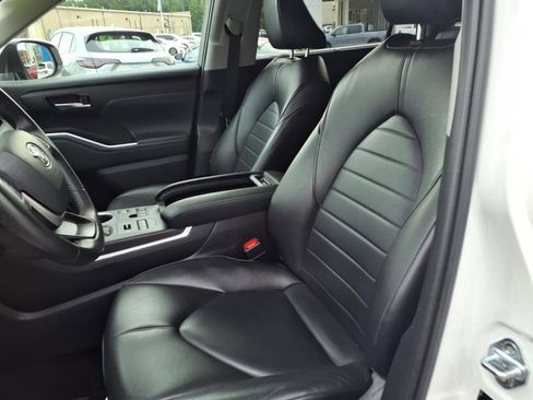 Used 2023 Toyota Highlander XLE image 19