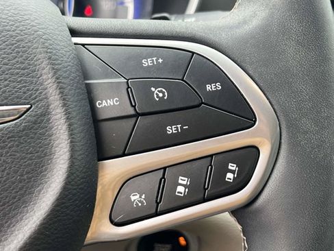 Certified 2023 Chrysler Pacifica Touring-L FWD image 21