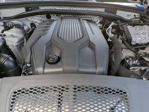 Certified 2025 Porsche Macan AWD/4WD image 30