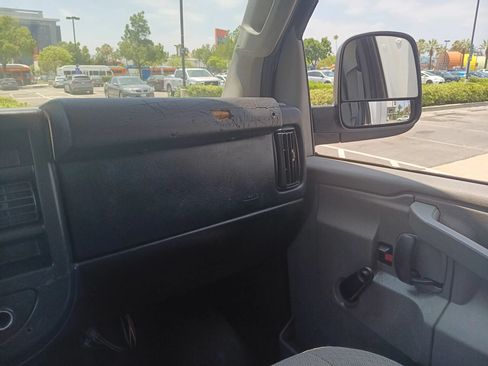 Used 2016 Chevrolet Express 3500 RWD image 19
