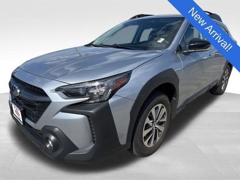 Used 2025 Subaru Outback Premium AWD/4WD image 3