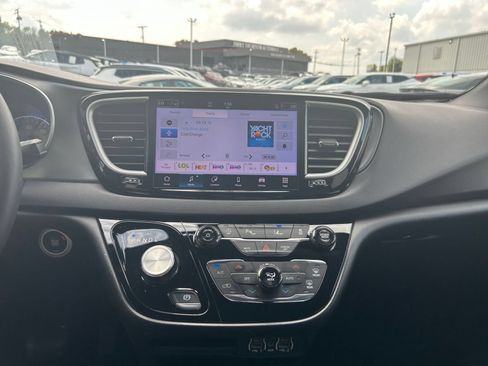 Used 2025 Chrysler Pacifica Select FWD image 14