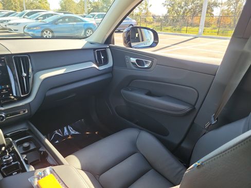 Certified 2025 Volvo XC60 B5 Plus image 17