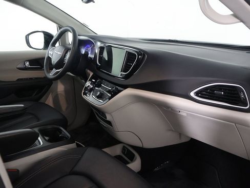 Used 2024 Chrysler Pacifica Touring-L image 27