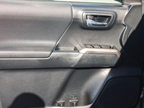 Used 2017 Toyota Tacoma TRD Sport image 21