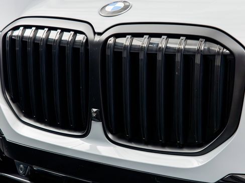 Used 2024 BMW X7 xDrive40i w/ M Sport Package image 4