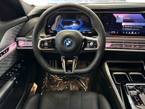 Used 2023 BMW i7 xDrive60 w/ Executive Package 2 AWD/4WD image 28