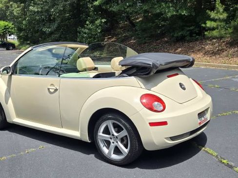 Used 2010 Volkswagen Beetle Convertible FWD image 13