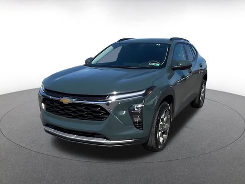 Used 2025 Chevrolet Trax LT FWD image 6