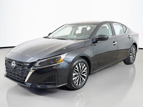 Used 2023 Nissan Altima 2.5 SV w/ SV Premium Package FWD image 11