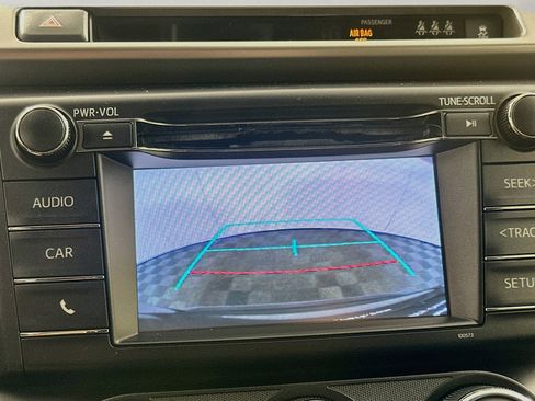Used 2018 Toyota RAV4 LE FWD image 21