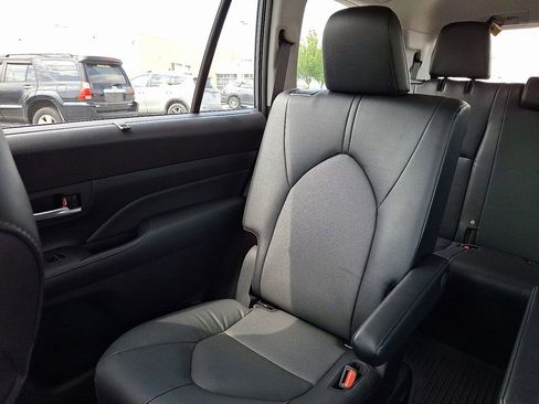 Used 2025 Toyota Grand Highlander AWD image 18