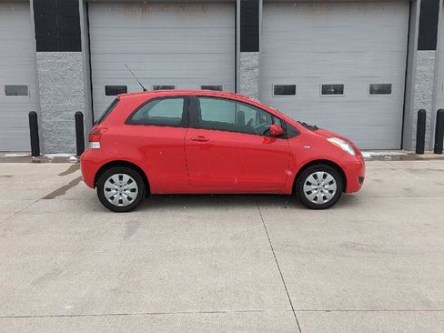 Used 2010 Toyota Yaris 2-Door Hatchback image 1