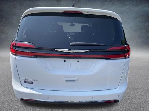 Used 2024 Chrysler Pacifica Touring-L FWD image 6