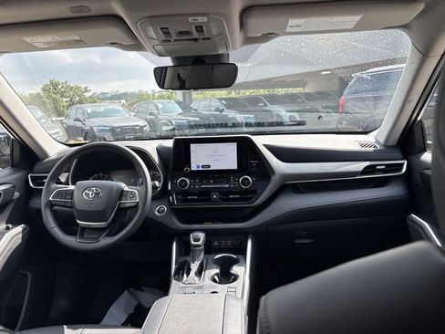 Used 2025 Toyota Highlander XLE FWD image 19