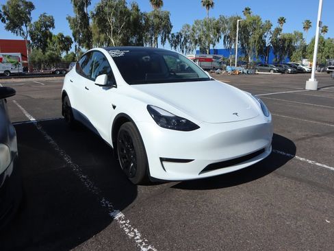 Used 2023 Tesla Model Y Long Range AWD/4WD image 3