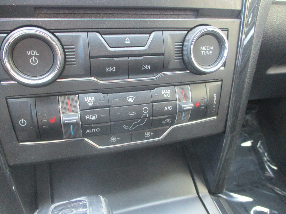 Used 2017 Ford Explorer XLT w/ Equipment Group 202A FWD image 31