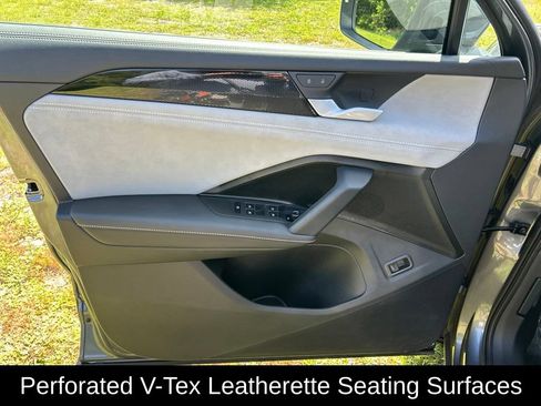 Certified 2025 Volkswagen Tiguan SE w/ Panoramic Sunroof Package AWD/4WD image 17