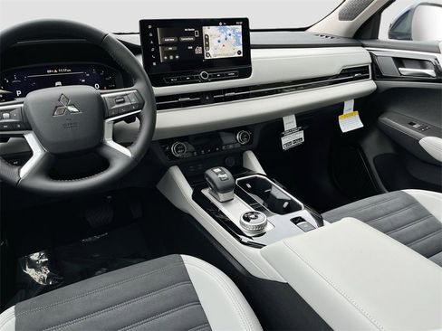 New 2025 Mitsubishi Outlander SE image 25