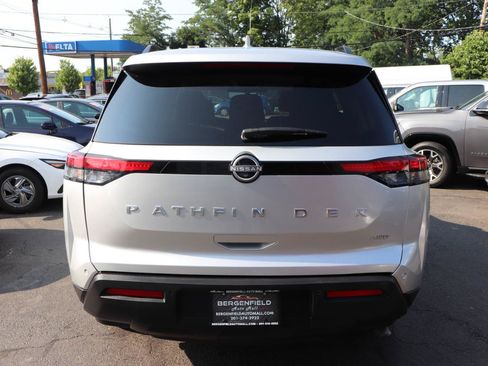Used 2025 Nissan Pathfinder SV AWD/4WD image 4
