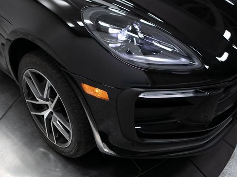 Certified 2024 Porsche Macan image 12